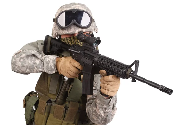 Американский солдат с винтовкой — стоковое фото