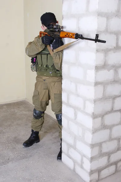 Isyancı keskin nişancı Svd tüfeği ile — Stok fotoğraf