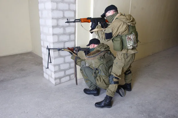 Insurgentes con AK 47 y pistola —  Fotos de Stock