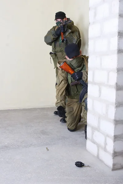 Ak 47 isyancılar tarafından bir el bombası atar — Stok fotoğraf