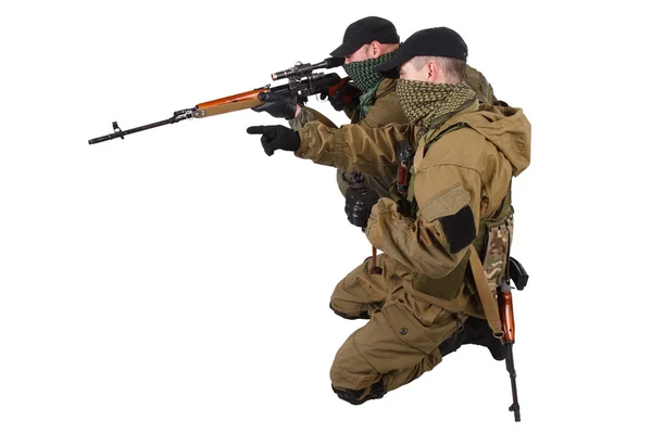 Снайперская пара повстанцев с винтовкой СВД — стоковое фото