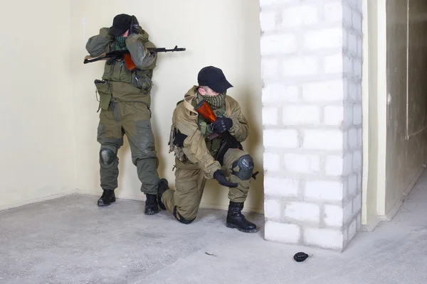Rebeller med Ak 47 kastar en granat — Stockfoto