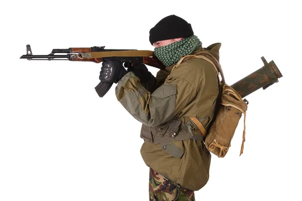 Rebelliska med kalashnikov gevär — Stockfoto