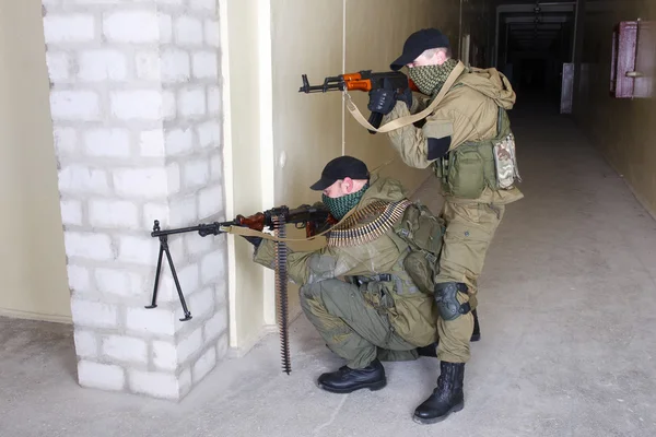 Rebels with AK 47 and machine gun — Stock Photo, Image