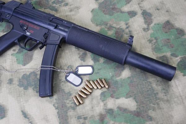 Mp5 pistolet maszynowy z tłumikiem — Zdjęcie stockowe