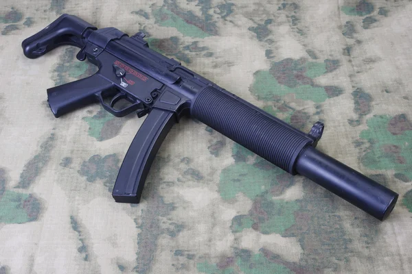 Mitrailleuse MP5 avec silencieux — Photo