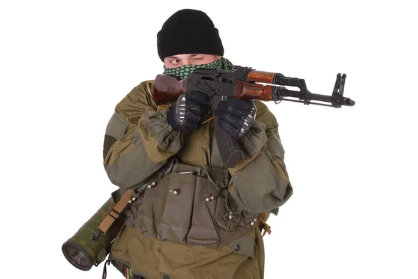 Opstandige shemagh met kalashnikov geweer dragen — Stockfoto