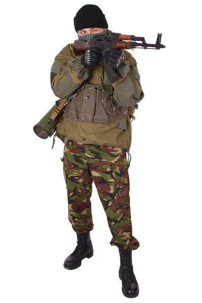 Повстанський одяг з гвинтівкою Калашникова — стокове фото