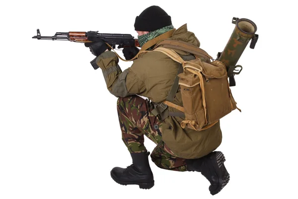 Terrorist med kalashnikov gevär — Stockfoto