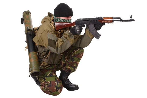 Ak-47 tüfek ile avcı — Stok fotoğraf