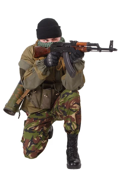 Insurgente vestindo shemagh com rifle kalashnikov — Fotografia de Stock