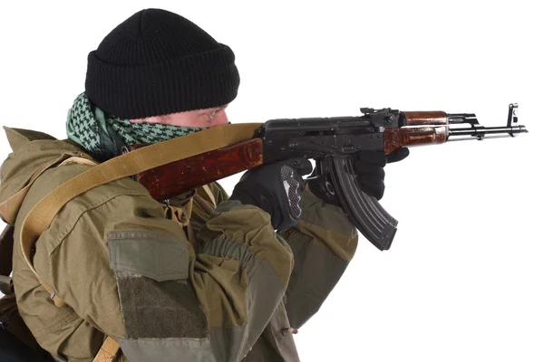 Ak-47 tüfek ile avcı — Stok fotoğraf