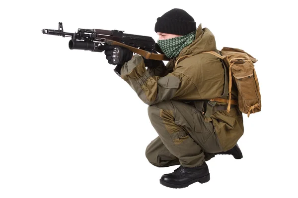 Rebelliska bär shmagh med kalashnikov gevär — Stockfoto