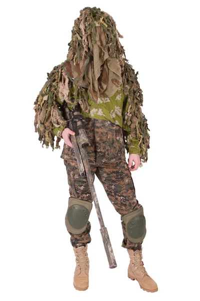 Kamouflerad prickskytt i ghillie suit — Stockfoto