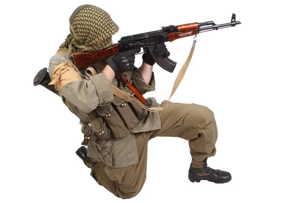 Insurgente usando keffiyeh con AK 47 pistola —  Fotos de Stock