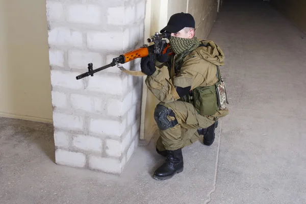 Francotirador mercenario con rifle de francotirador —  Fotos de Stock