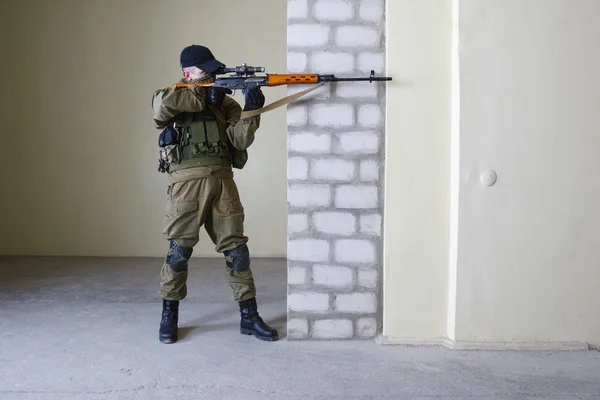 Insurgent sniper with SVD rifle — Stock Photo, Image