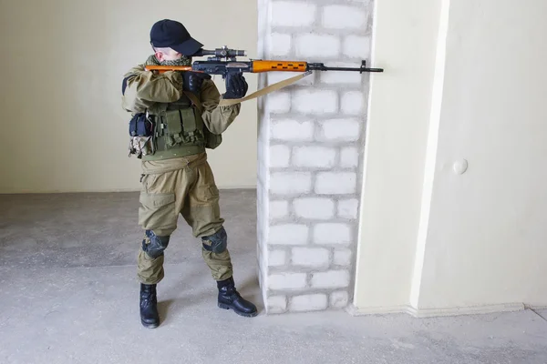 Francotirador mercenario con rifle de francotirador —  Fotos de Stock