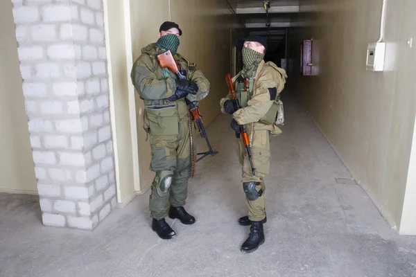 Insurgents with AK rifle ang machine gun — Stock Photo, Image