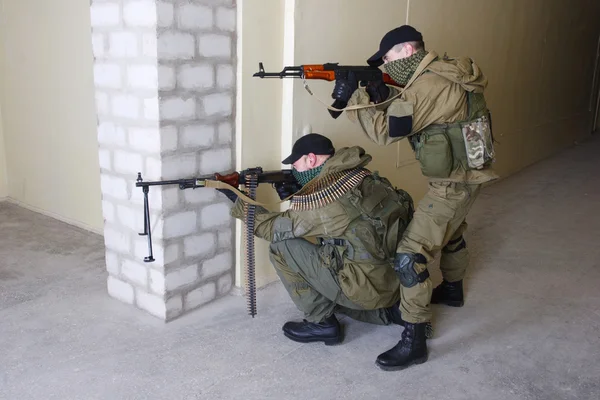 Insurgentes con fusil AK y ametralladora —  Fotos de Stock