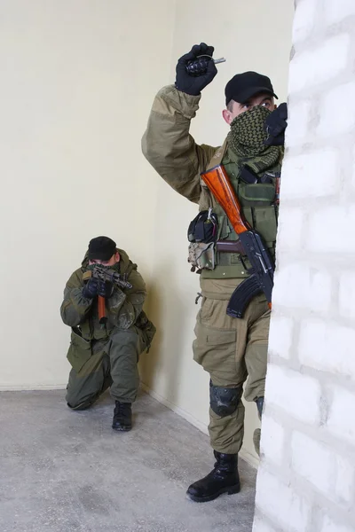 Insurgent with AK 47 throws grenade — Stock Photo, Image