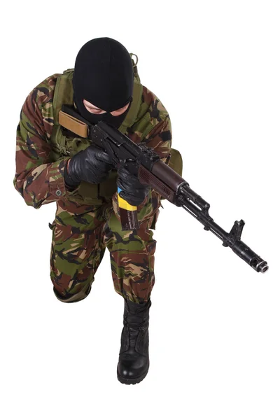 Ukrainischer Milizionär mit Kalaschnikow-Gewehr — Stockfoto