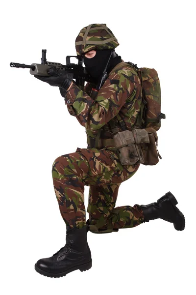 Britse leger soldaat met assault rifle — Stockfoto