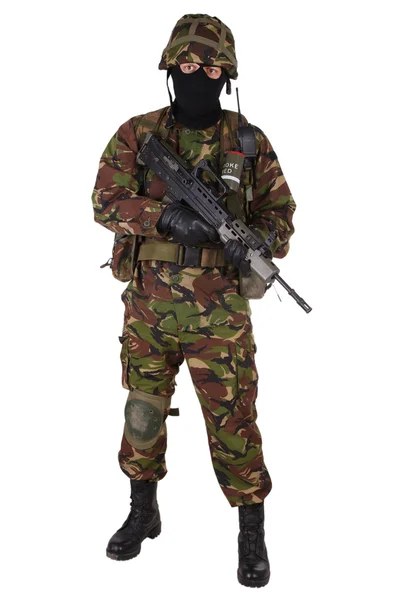 Soldat de l'armée britannique avec fusil d'assaut — Photo