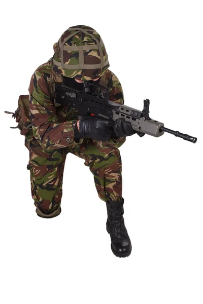 Soldat de l'armée britannique avec fusil d'assaut — Photo