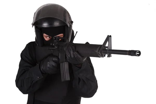 Oficial SWAT en uniforme negro — Foto de Stock