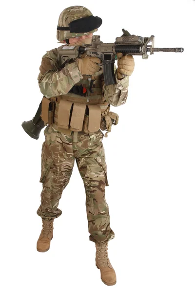 Soldat avec fusil d'assaut — Photo