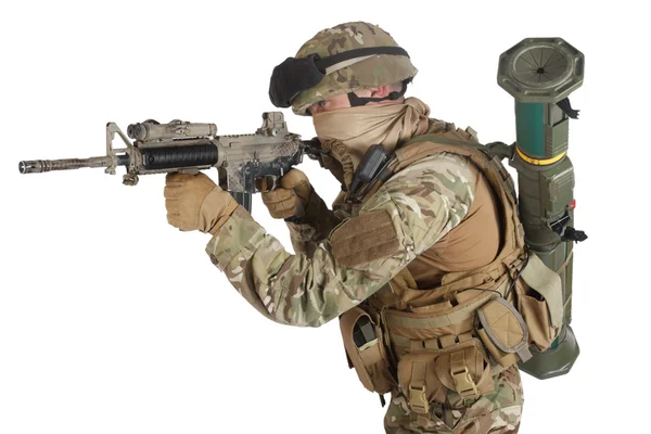 Солдат з штурмовою гвинтівкою — стокове фото