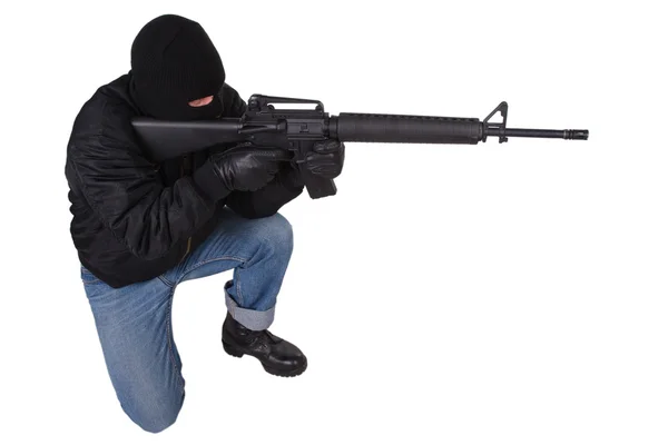 Gunman com fuzil M16 no fundo branco — Fotografia de Stock