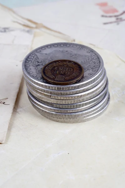 Рукописні літери та срібні монети — стокове фото
