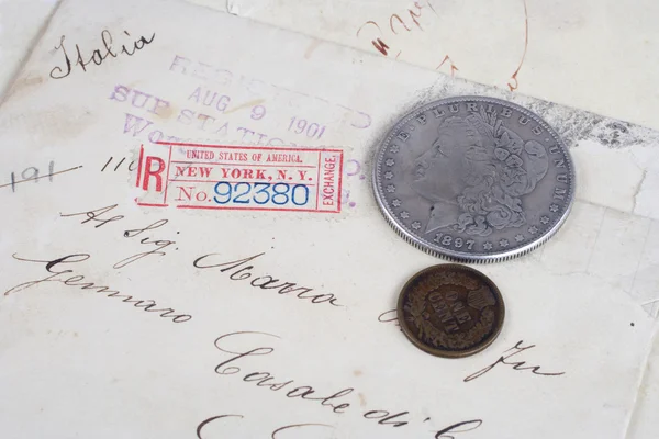 Рукописные письма и монеты — стоковое фото