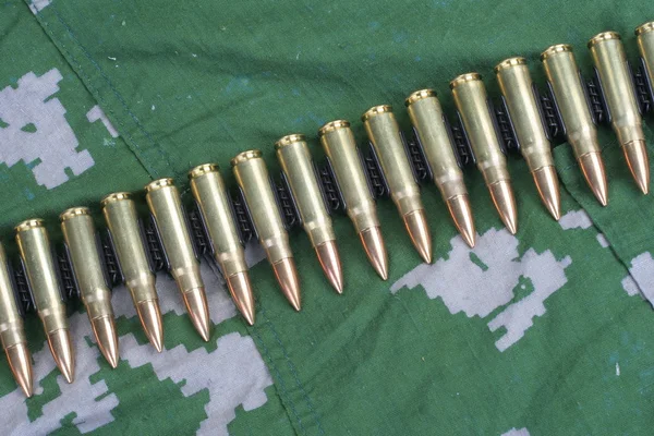 Cinto de munição em uniforme de camuflagem — Fotografia de Stock