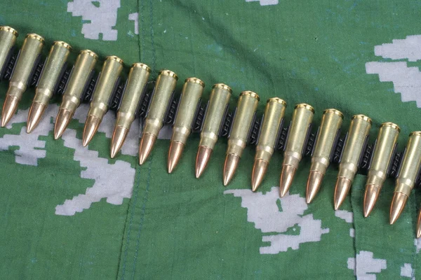 Ammunition bälte på kamouflage uniform — Stockfoto