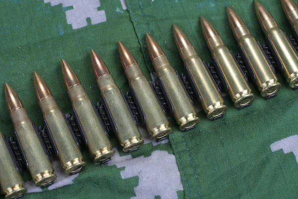Cinto de munição em uniforme de camuflagem — Fotografia de Stock