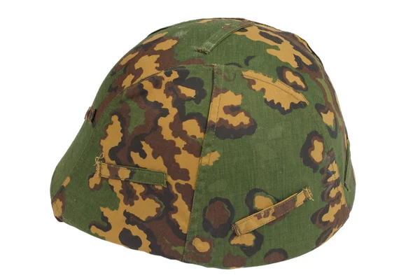 Capacete kevlar com uma capa de camuflagem — Fotografia de Stock