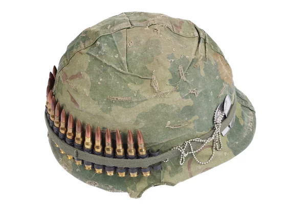 Casco del Ejército de los Estados Unidos con cubierta de camuflaje — Foto de Stock