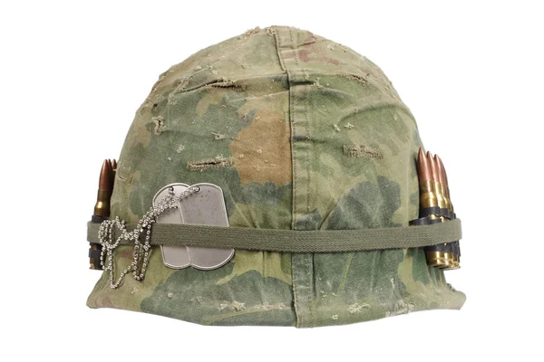 Capacete do Exército dos EUA com capa de camuflagem — Fotografia de Stock