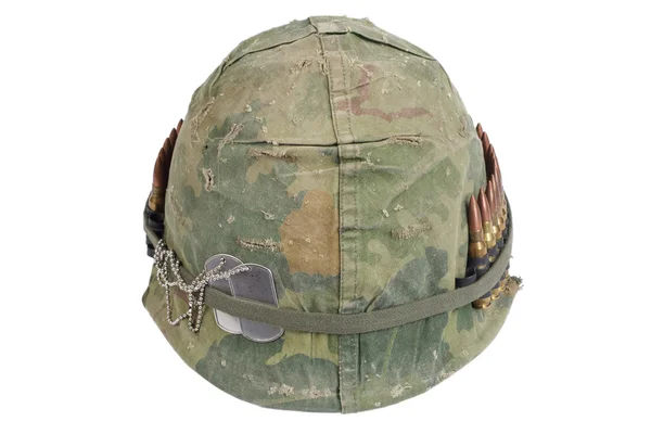 Ons leger helm met camouflage cover — Stockfoto