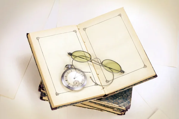 Stare książki, zegarek z oczu okulary — Zdjęcie stockowe