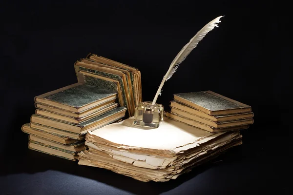 Старая ручка, книги и чернильница — стоковое фото