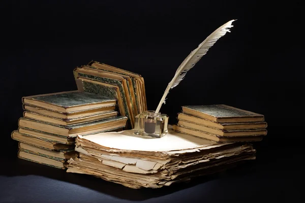 Oude Vulpen, boeken en inkwell — Stockfoto