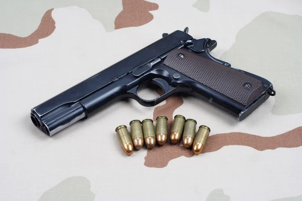 Pistola en uniforme de camuflaje — Foto de Stock