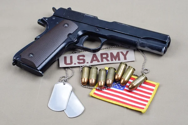 Pistola con balas e insignias — Foto de Stock