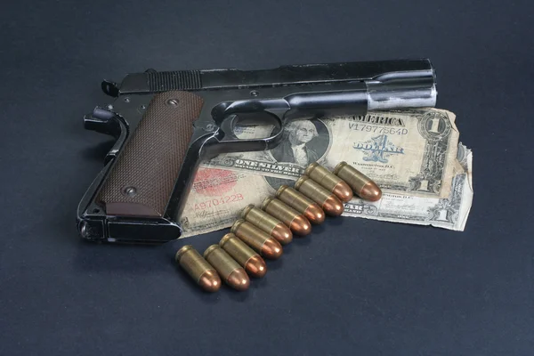 Gouvernement Colt M1911 avec de l'argent et des balles — Photo