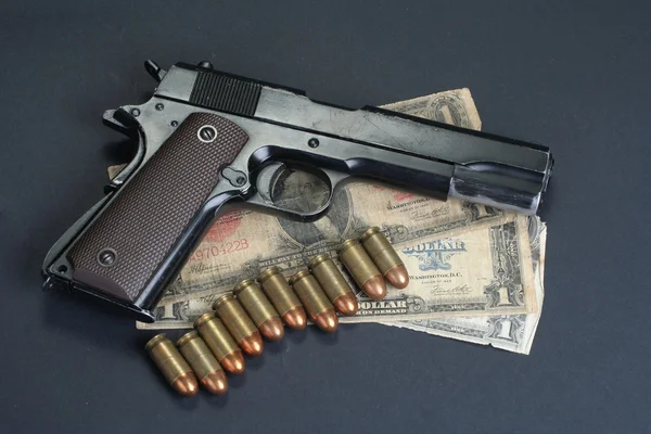 Governo Colt M1911 com dinheiro e balas — Fotografia de Stock