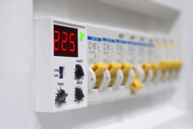 Elektrik santrali, ön planda voltaj rölesinin odak noktasında, kırmızı bir gösterge ile..                   